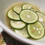 TexturA - 【スダチの冷麺】
      夏にふさわしい爽やかな料理。
      麺は、ゴボウが練り込まれた麺を使用。
      