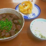 Yoshimaru - よもぎ肉肉うどん(¥900)
                        ご飯<小>(¥120)
                        玉ねぎ天(¥100)
