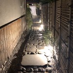 神楽坂 和らく - お店まで続く石畳の道が情緒を醸し出します