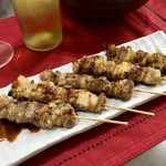 吾助 - 焼き鳥（もも&かわ）…各100円