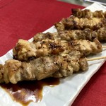 吾助 - 焼き鳥（もも&かわ）…各100円