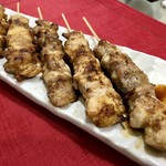 吾助 - 焼き鳥（もも&かわ）…各100円