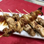 吾助 - 焼き鳥（もも&かわ）…各100円