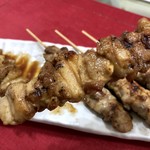 吾助 - 焼き鳥（もも&かわ）…各100円