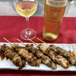 吾助 - 焼き鳥（もも&かわ）…各100円