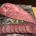 東京肉しゃぶ家 - 上側が但馬玄（サーロイン）。下側が但馬太田牛（牛タン）。素晴らしいお肉は見てるだけで幸せな気持ちになる。