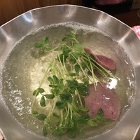 東京肉しゃぶ家 - 上品な出汁に但馬太田牛サーロインをサッと潜らせる。