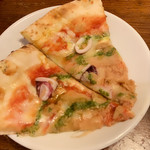 ナポリの食卓 - シーフードバジルソースのピザ