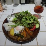 東京野菜キッチン スコップ - ランチ：特製ビーフカレー 温玉のせ 揚げ東京野菜とご一緒に、アイスティー
