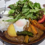 東京野菜キッチン スコップ - ランチ：特製ビーフカレー 温玉のせ 揚げ東京野菜とご一緒に