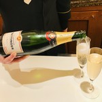 ラ･メゾン･デュ･ショコラ 丸の内店 - テタンジェ ブリュット レゼルヴが注がれます。