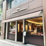 ラ･メゾン･デュ･ショコラ - 外観です。