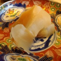 鮨 山沙 - 朱色の艶が綺麗な塗物 ガリも美味しい(*^^*)