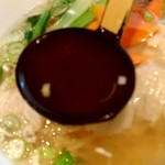上海華龍 - 【2019.8.23(金)】塩味ワンタンラーメンのスープ