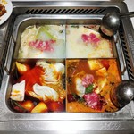 海底撈火鍋 - 各々のスープに野菜や肉を投入！