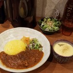 SPICY CURRY 魯珈 - 辛口！ムスリム式骨付きビーフカレーとぷちサラダ、濃厚マンゴーラッシー
