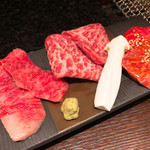 神楽坂 新泉 - ◆上焼肉御膳 2,700
      左から上カルビと上赤身の塩味。右はタレ。