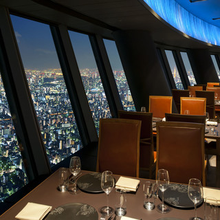 Spectacular views at 345m above ground! A sky Restaurants with two faces: day and night