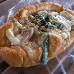 菓子とパン 大楠 - 「コリコリごぼうサラダ＆ベーコンのパン」（225円）