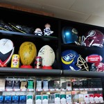 北本酒店 - 店内　アメフトのヘルメット､ラグビーボール､スパイクが飾られています
