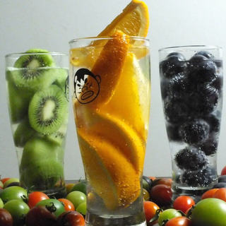 季節ごとの新鮮なフルーツごろごろっ。生絞りチューハイで乾杯。