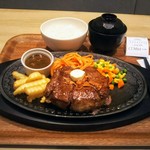 レストラン カタヤマ  - カタヤマの駄敏丁カットステーキ 300g お食事セット！洋風鉄板と和風の混合。