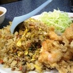 中華料理　旭 - チャーハンの大盛りはれんげが刺さっています(笑)