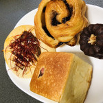 シェ・リュイ - 2019/8/21 ディナーで利用。
ショコラフランスクロワッサン(248円)
カヌレ・ド・ボルドー(メープル)(226円)
代官山あんぱん(こしあん)(216円)
もっちりしびれ麻婆(248円)