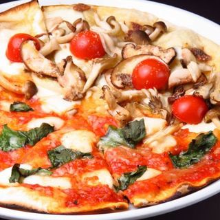 釜で焼き上げたサクサクのピザは必食！全11種類ございます