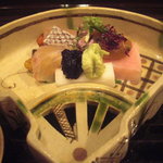 大神 - 【参の膳】其の一。造り(赤海胆と白海胆の二種の鯛の海胆巻、シビのトロ)。