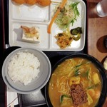 丸八 - 昼ランチ650円の中からカレー中華で。日替りの一品は、うずら串。