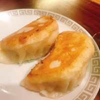 TexturA - 餃子をよだれ鶏のタレにつけます