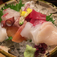 名古屋 魚しゃぶ 濱の季 - 敷きつめられた砕氷が涼しげ。蛸・烏賊の透明感が残っているのが新鮮さの証。