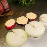 鉄板焼･焼肉 なにわ (リーガロイヤルホテル大阪) - 3人分の玉ねぎといもが仲良く並んで食欲をそそります。勿論、うまい！