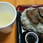 陣中 牛タンスタンド - テールスープも付きます！