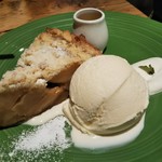 GRANNY SMITH  APPLE PIE & COFFEE  - クラシックラムレーズン・バニラアイス添え，ソースはハニーオレンジ