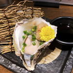 立呑み 魚椿 - 岩ガキ