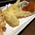 立呑み 魚椿 - いかとんびの素揚げ串/大イカ天/鮭の天ぷらいくらのっけ/うに磯辺巻き天