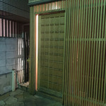 Sushi Shunsuke - 入口。引き戸を開けないと看板が見えません