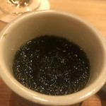 鮨 しゅん輔 - 蓋を開けると潮の香りが充満。ラッコの鼻腔をヒクヒクと振動します