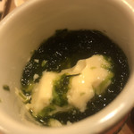 鮨 しゅん輔 - 最初の突き出しの茶碗蒸し。表面を生海苔が覆いつくします。胃に優しい。プロローグとしては完璧