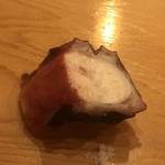 鮨 しゅん輔 - 真蛸の桜煮。目が覚めました。甘みは控え目。真蛸の旨味が半端ない