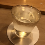 鮨 しゅん輔 - 半合用のグラスですが、ギリギリの注ぎなのでおよそ七匁くらいでしょうか？