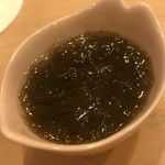 鮨 しゅん輔 - 口直しのモズク酢。つまみのリズムも完璧