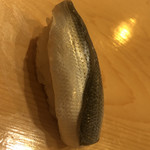 鮨 しゅん輔 - 新子の一枚付け、もちろん舞阪産。新子は二枚か一枚に勝るものはありません