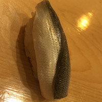 鮨 しゅん輔 阿佐ヶ谷 - 新子の一枚付け、もちろん舞阪産。新子は二枚か一枚に勝るものはありません