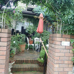 アマノ - 一軒家の庭先に入口があるミャ