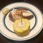 BARU 竹末 - お通し：鶏のスモークと茹でトウモロコシ