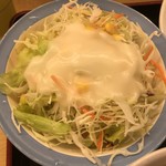 松屋 - 野菜サラダにはフレンチドレッシングをたっぷりかけて。
