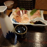 光本料理店 - 刺身盛りと熱燗